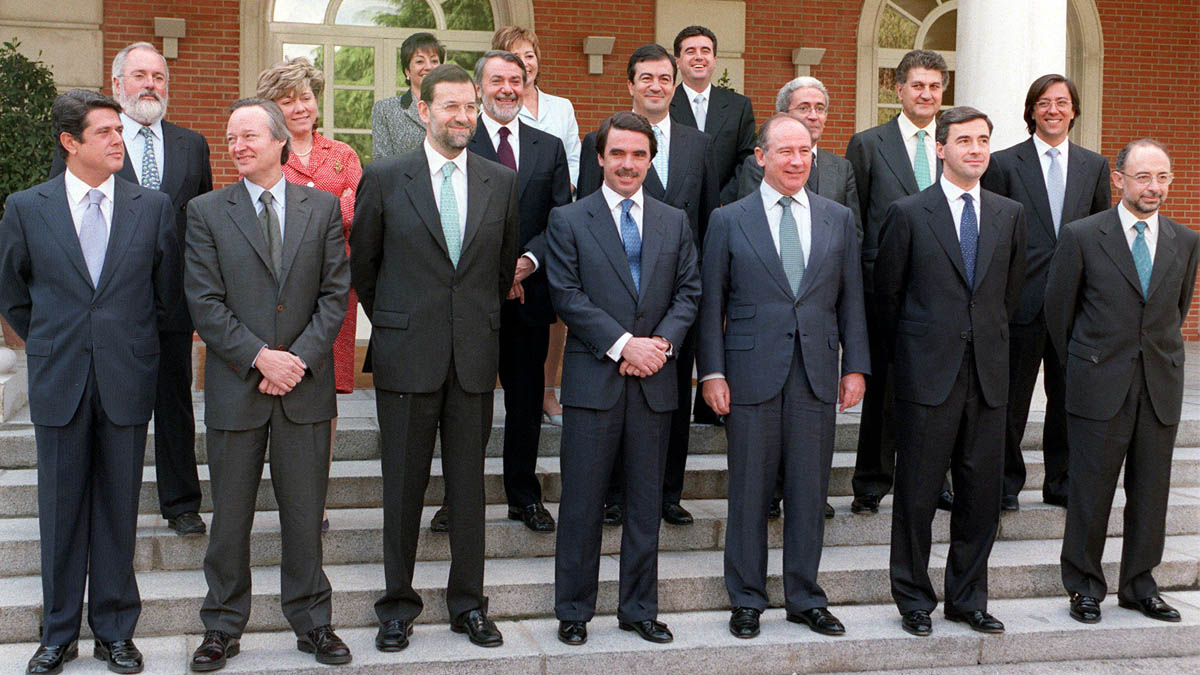 José María Aznar posa junto a sus ministros en la escalinata del Palacio de La Moncloa en el año 2000. (Foto: EFE)