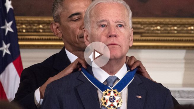 Obama sorprende a un emocionado Biden con la Medalla de la Libertad