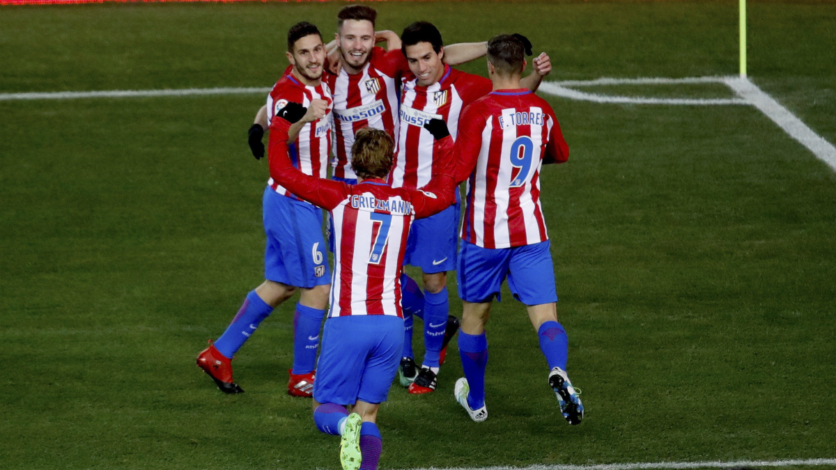 Los jugadores del Atlético celebran el gol de Nico Gaitán. (EFE)