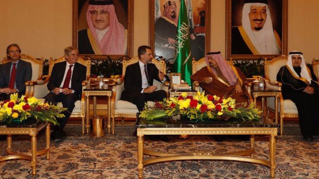 Felipe VI llega a Arabia Saudí para mantener la buena relación que don Juan Carlos labró en su reinado