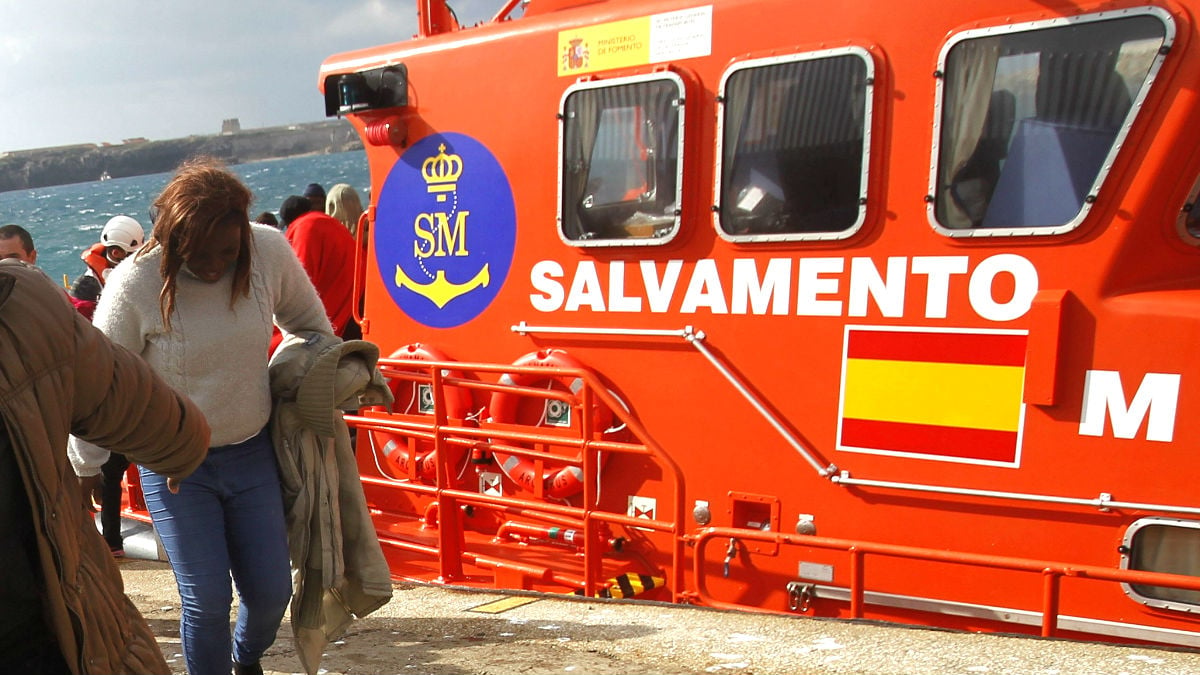 Inmigrantes junto a la lancha de Salvamento Marítimo (Foto: Efe).