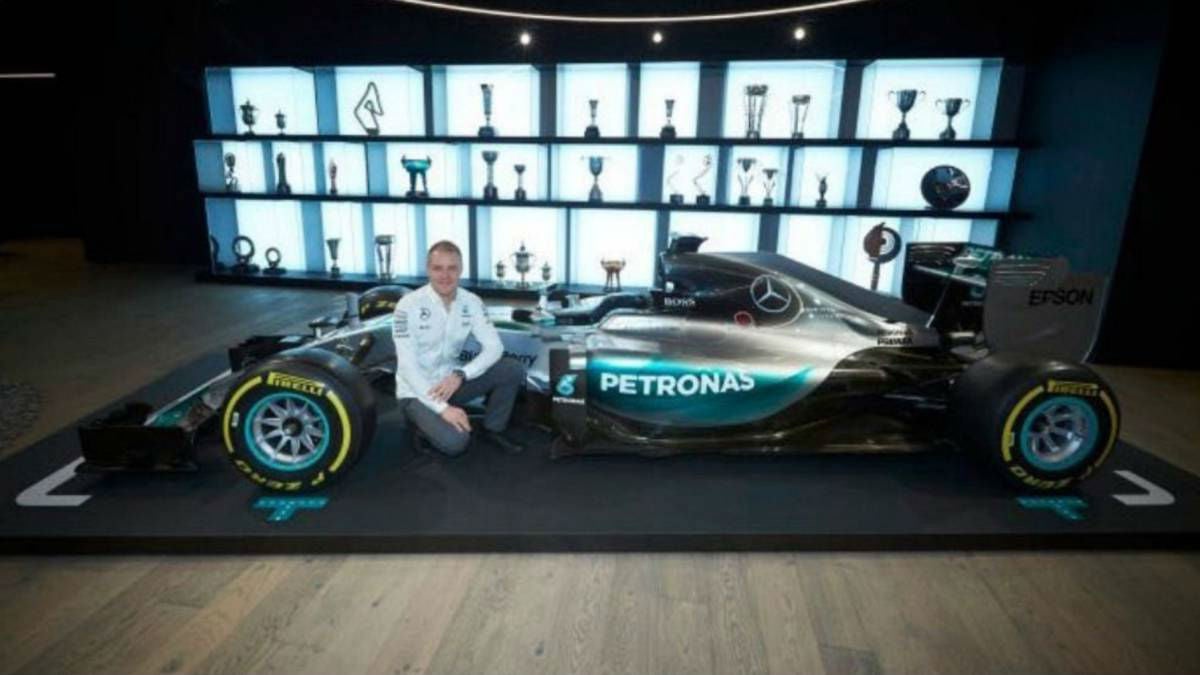 Bottas posa con el nuevo coche de mercedes. (Twitter)