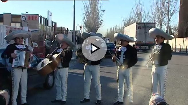 El recibimiento a Bárcenas en la Audiencia Nacional: un grupo de mariachis le ha dedicado el himno del PP