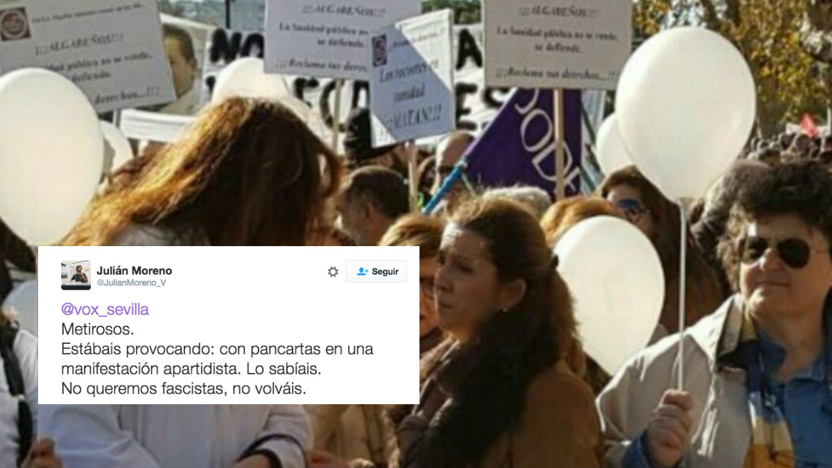 El tuit de Julián Moreno y detrás una fotografía de la supuesta manifestación apartidista con banderas de Podemos. Foto: twitter