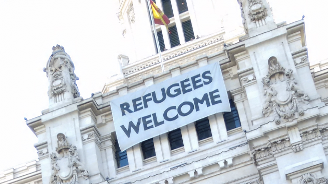 El cartel de 'Refugees Welcome' en el que se acumula la polución. (Foto: OKDIARIO)
