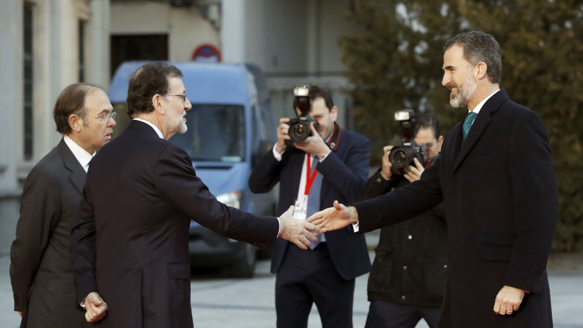 El Rey es recibido por el presidente del Gobierno,Mariano Rajoy, este martes en el Senado.