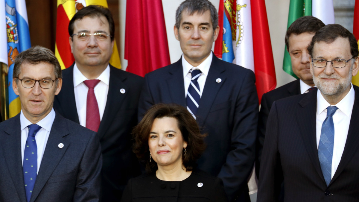 El presidente Rajoy, junto a Sáenz de Santamaría, Núñez Feijóo, Fernández Vara, Clavijo y García Page. (EFE)