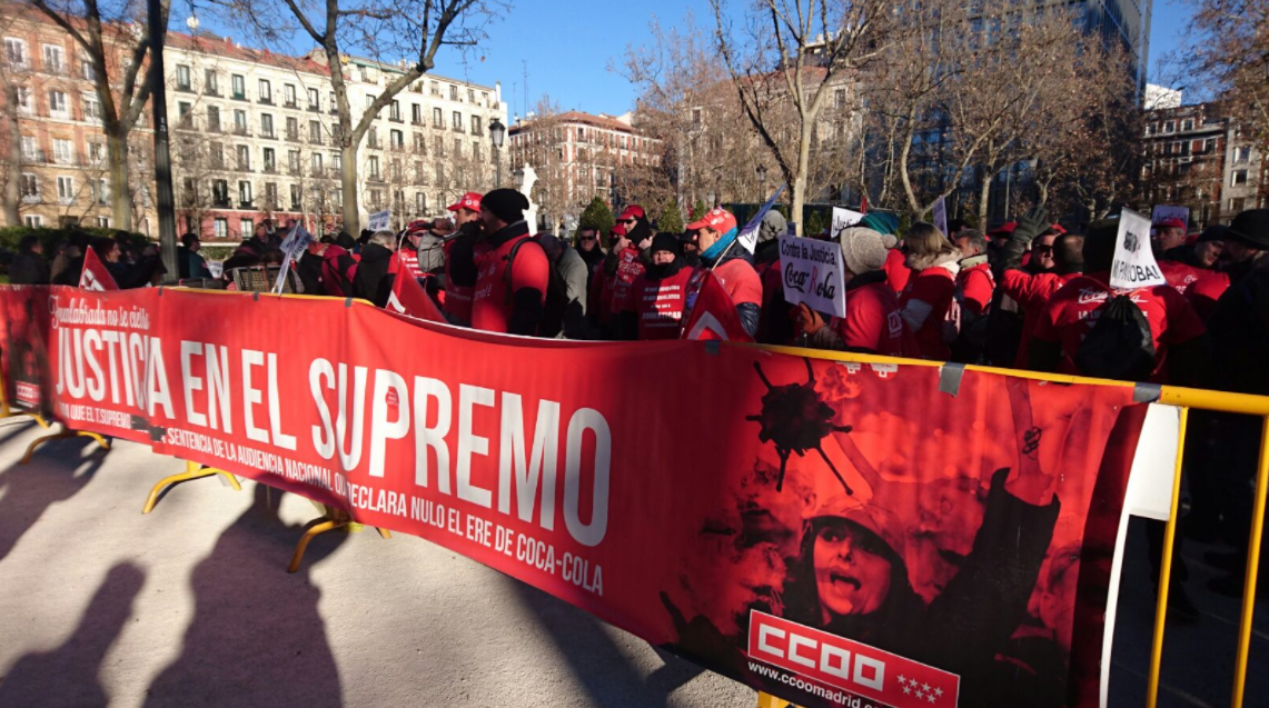 Trabajadores de la planta de Coca-Cola en Fuenlabrada manifestándose a las puertas de Supremo (Foto: Twitter)