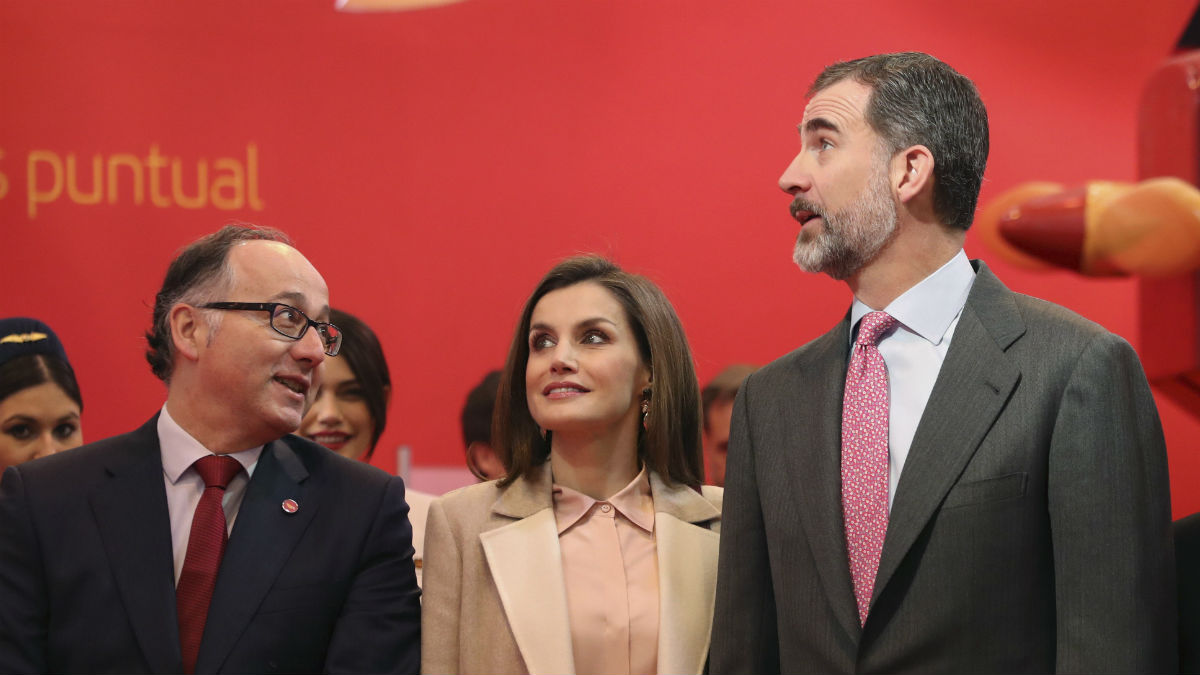 Los reyes de España junto al presidente de Fitur, Rafael Gallego (Foto: EFE).
