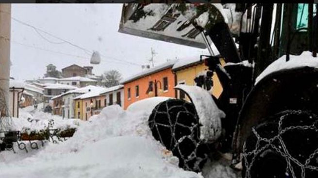 Una avalancha de nieve sepulta un hotel en el centro de Italia después de una cadena de terremotos