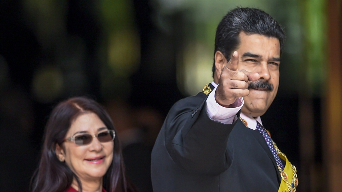 Nicolás Maduro junto a su mujer, Cilia Flores. (Foto: AFP)