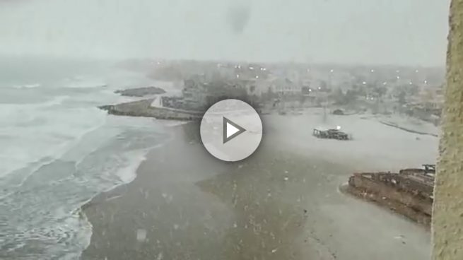 Así ha amanecido la costa de Torrevieja tras la mayor nevada desde 1926