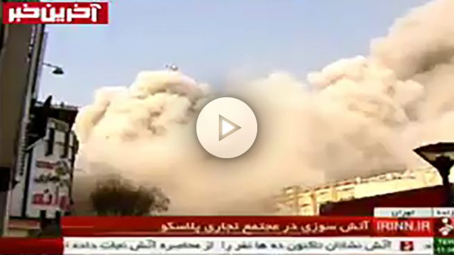 Un edificio de 15 plantas se derrumba en Teherán con decenas de bomberos en su interior