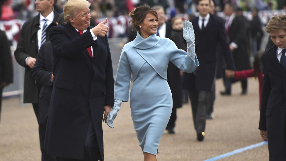 Donald Trump y su esposa Melania pasean por la Avenida Pennsylvania. (Foto: AFP)
