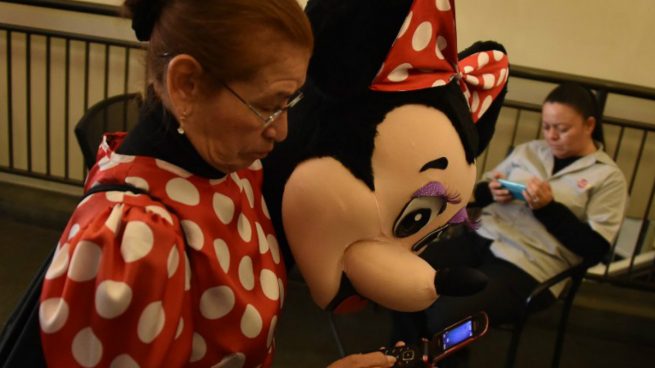 Aprovechaban su disfraz de Minnie Mouse para robar a los turistas en la madrileña Puerta del Sol