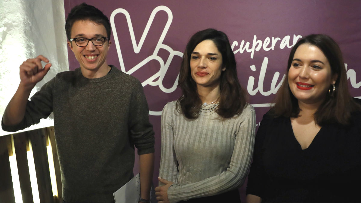 El secretario de Política de Podemos, Íñigo Errejón, acompañado por las diputadas Clara Serra (c) y Ángela Rodríguez, a su llegada a la presentación del documento de igualdad que desde la plataforma «Recuperar la ilusión» (Foto: Efe)