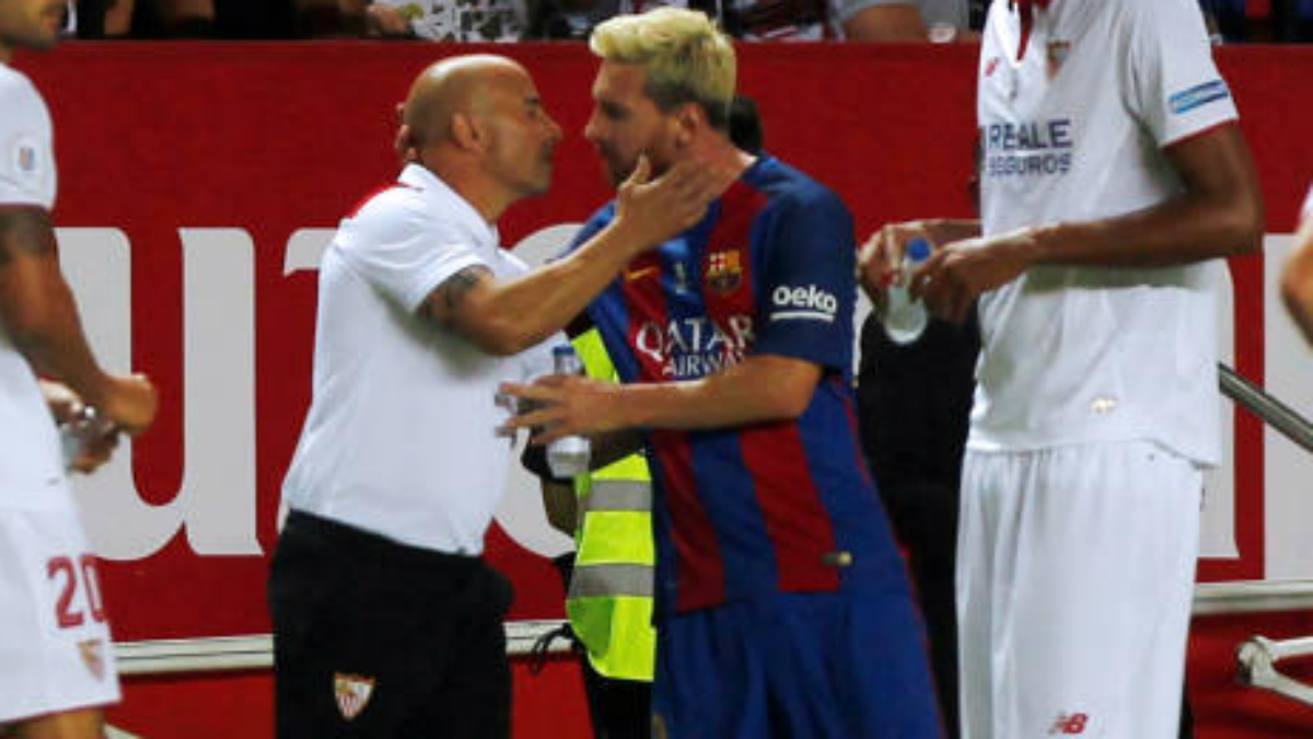 Sampaoli y Messi se abrazan antes del Sevilla-Barcelona. (Reuters)