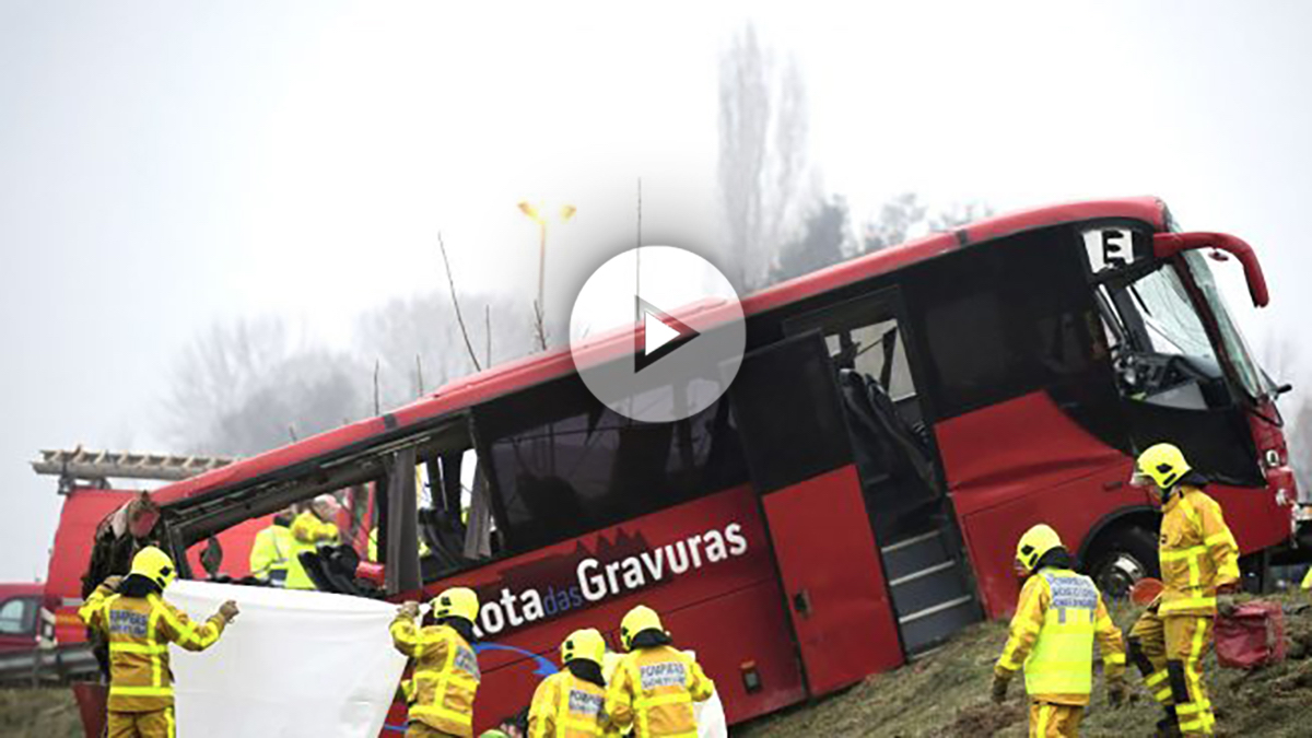 Bomberos junto a un autobús siniestrado recientemente en Francia (Foto: AFP).