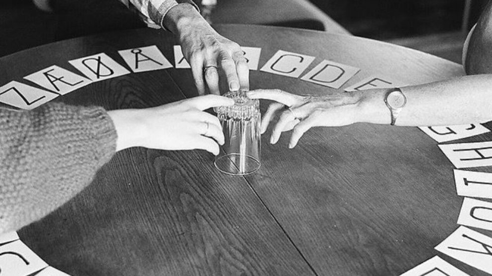 La famosa Ouija es un juego mediante el cual, se dice, que se establece conexión con el más allá.