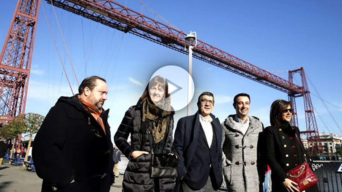 Patxi López junto a su esposa y dirigentes del PSOE vasco encabezados por Idoia Mendia, este sábado en Portugalete (Foto: Efe).