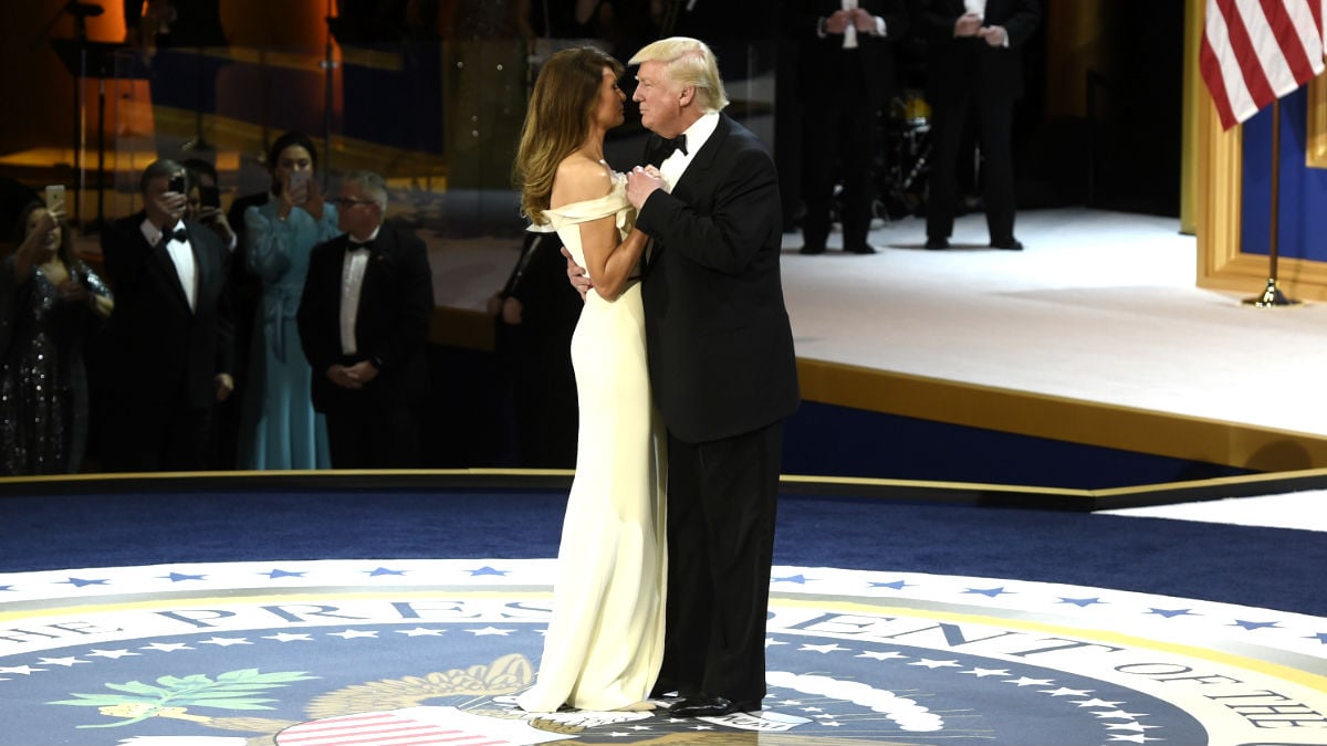 Melania y Donald Trump bailando tras la investidura (Foto: AFP).