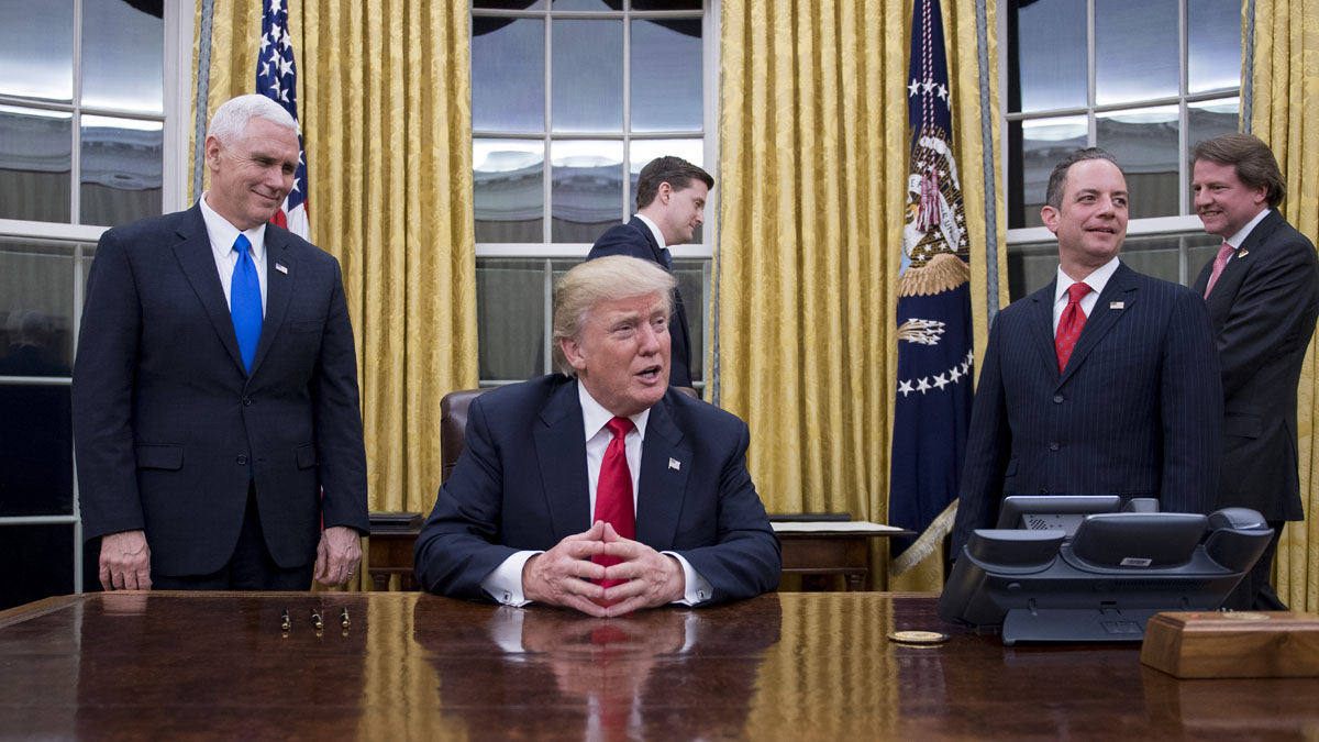El presidente Donald Trump estrenando el Despacho Oval (Foto: AFP)