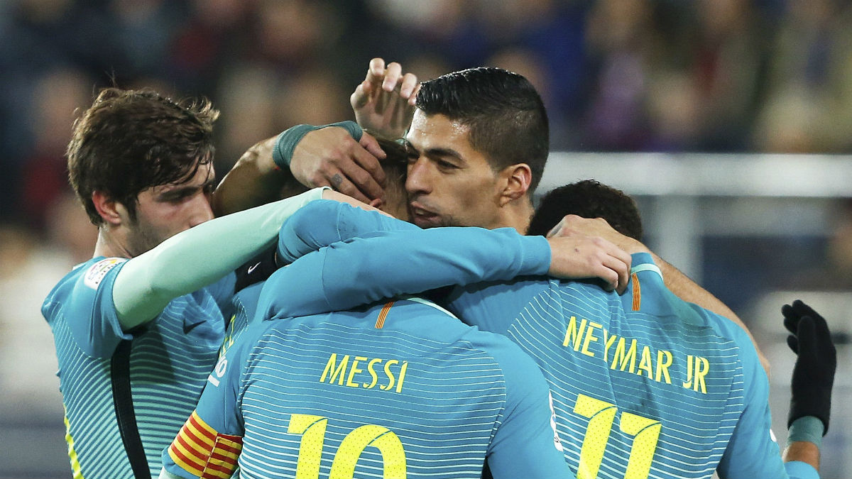 Los jugadores del Barcelona hacen una piña tras el gol de Denis Suárez. (EFE)