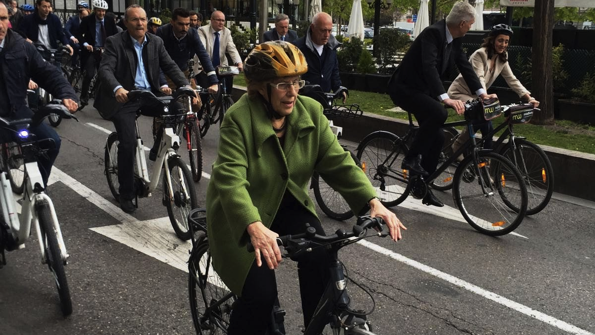 La alcaldesa Manuela Carmena en bicicleta. (Foto: Madrid)