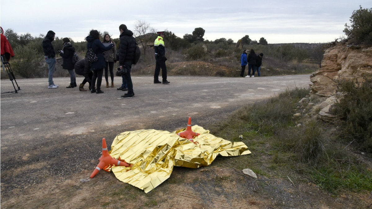 El cadáver de uno de los agentes rurales, tapado junto a la vía donde fue asesinado en Aspa (Lérida). (Foto: EFE).