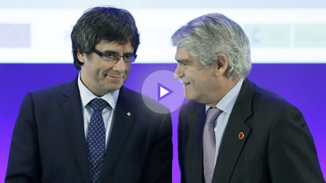 Carles Puigdemont y Alfonso Dastis, en la inauguración del Foro Euromediterráneo. (EFE)