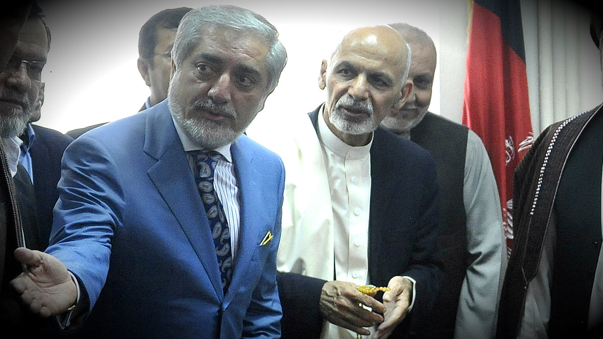 El vicepresidente afgano Dostum (izqda.), junto a su rival político y presidente Ghani. (AFP)