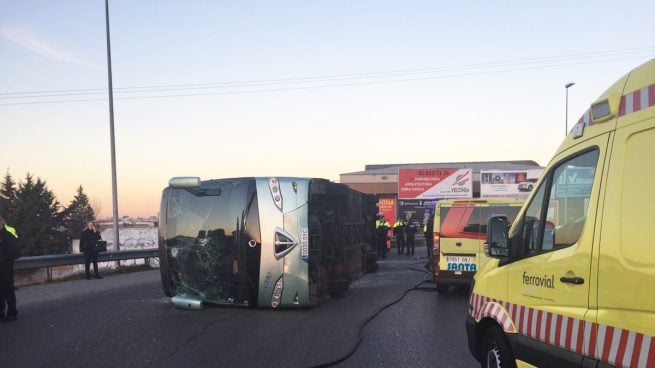 El vuelco de un autobús escolar en Fuenlabrada acaba en susto con 17 heridos leves