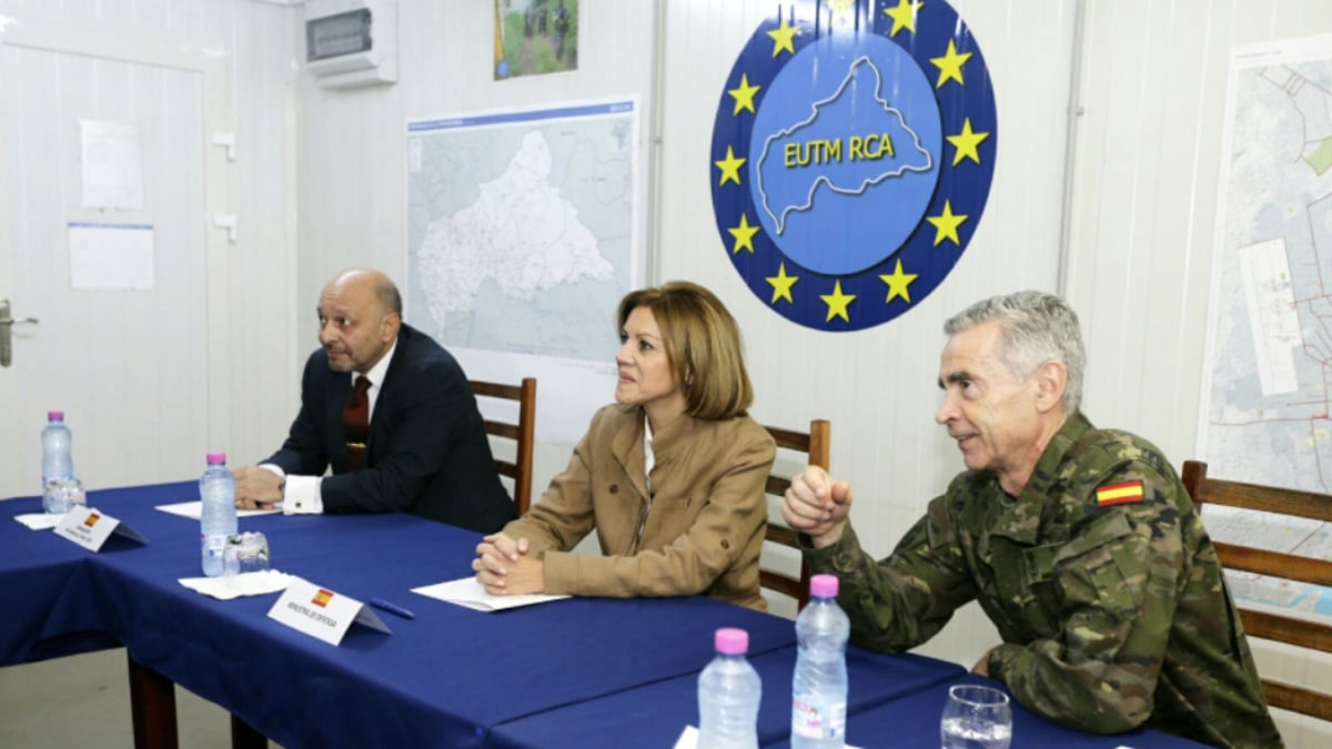 La ministra Cospedal, en su visita a las tropas españolas en Bangui (República Centroafricana). (Foto: TW Defensa)