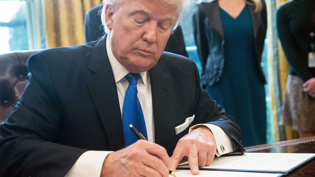 Donald Trump firma un decreto en el despacho oval de la Casa Blanca. (Foto: AFP)