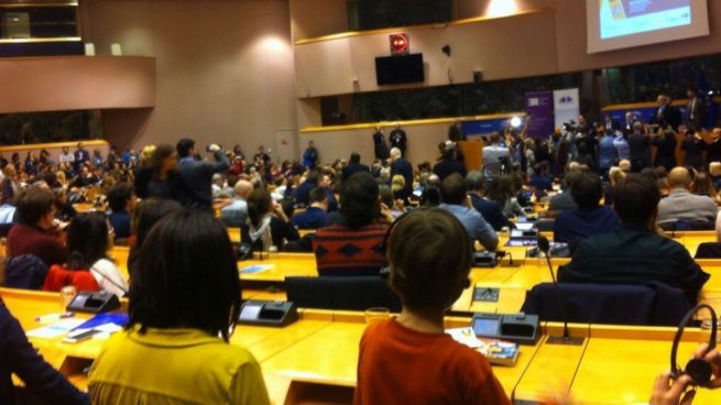 Puigdemont tuvo que usar niños para llenar la sala de la Eurocámara para su mitin independentista