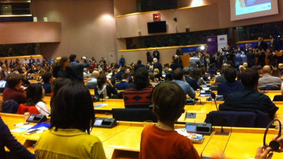 Algunos de los menores presentes en la conferencia de Puigdemont en Bruselas, este martes.