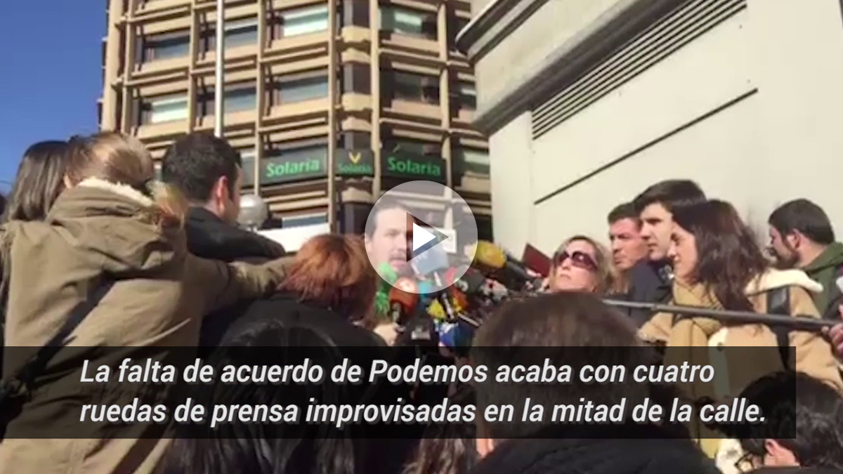 El líder de Podemos, Pablo Iglesias, dando una rueda de prensa en plena calle. (Foto: Nuria Val)