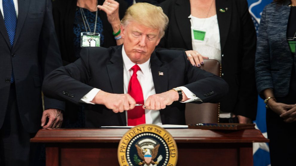 Trump en el momento de firmar la orden para construir el muro entre EEUU y México (Foto: AFP)