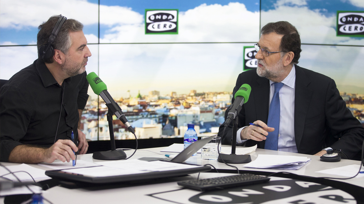 Carlos Alsina entrevista a Mariano Rajoy en Onda Cero. (Foto: EFE)