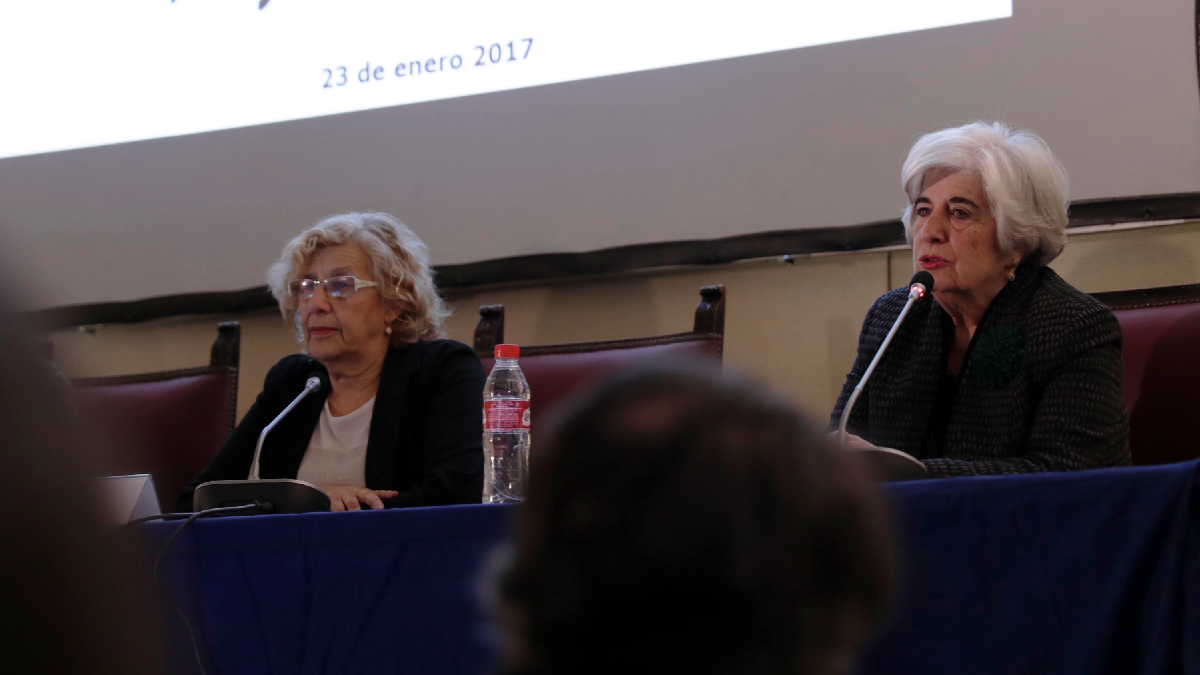 La exjueza Carmena con la socialista Paca Sauquillo, presidenta del Comisionado de Memoria Histórica. (Foto: Madrid)