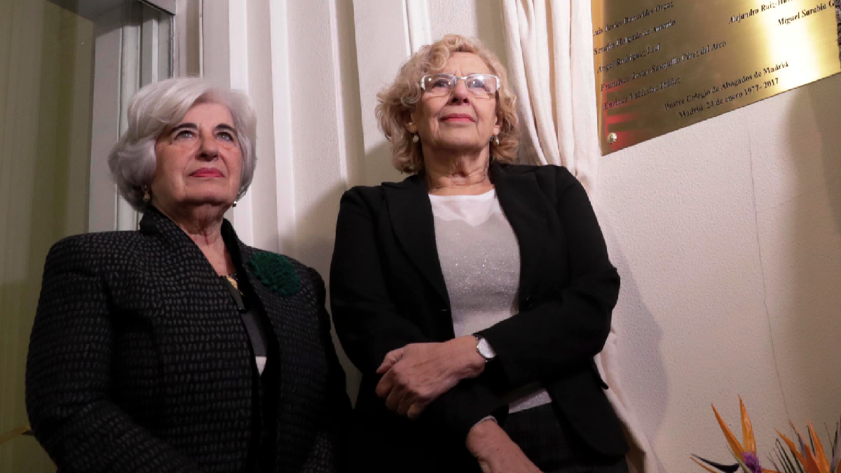 Carmena y la presidenta del comisionado de Memoria Histórica, Paca Sauquillo. (Foto: Madrid)