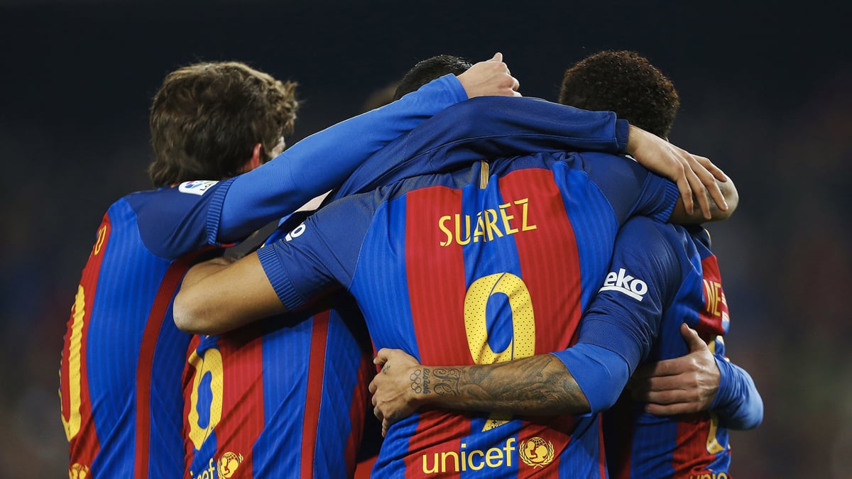 Los jugadores del Barcelona, celebrando el gol de Denis Suárez.