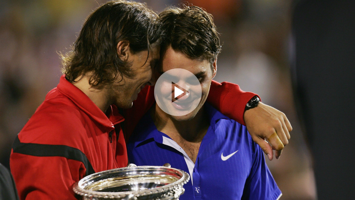 Nadal consuela a Federer tras ganarle en Australia 2009. (Getty)