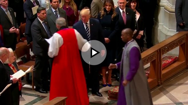 ¿Se negó Donald Trump a saludar a un sacerdote de color?