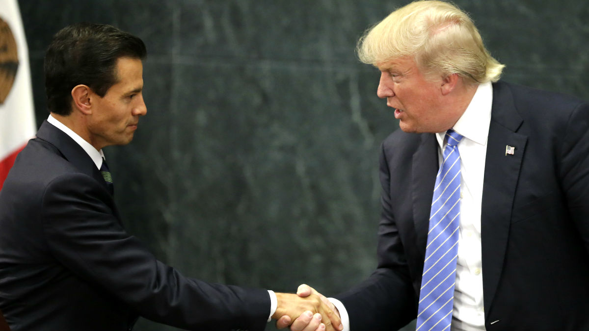 Peña Nieto y Trump se saludan en una imagen de agosto de 2016 (Foto: AFP).