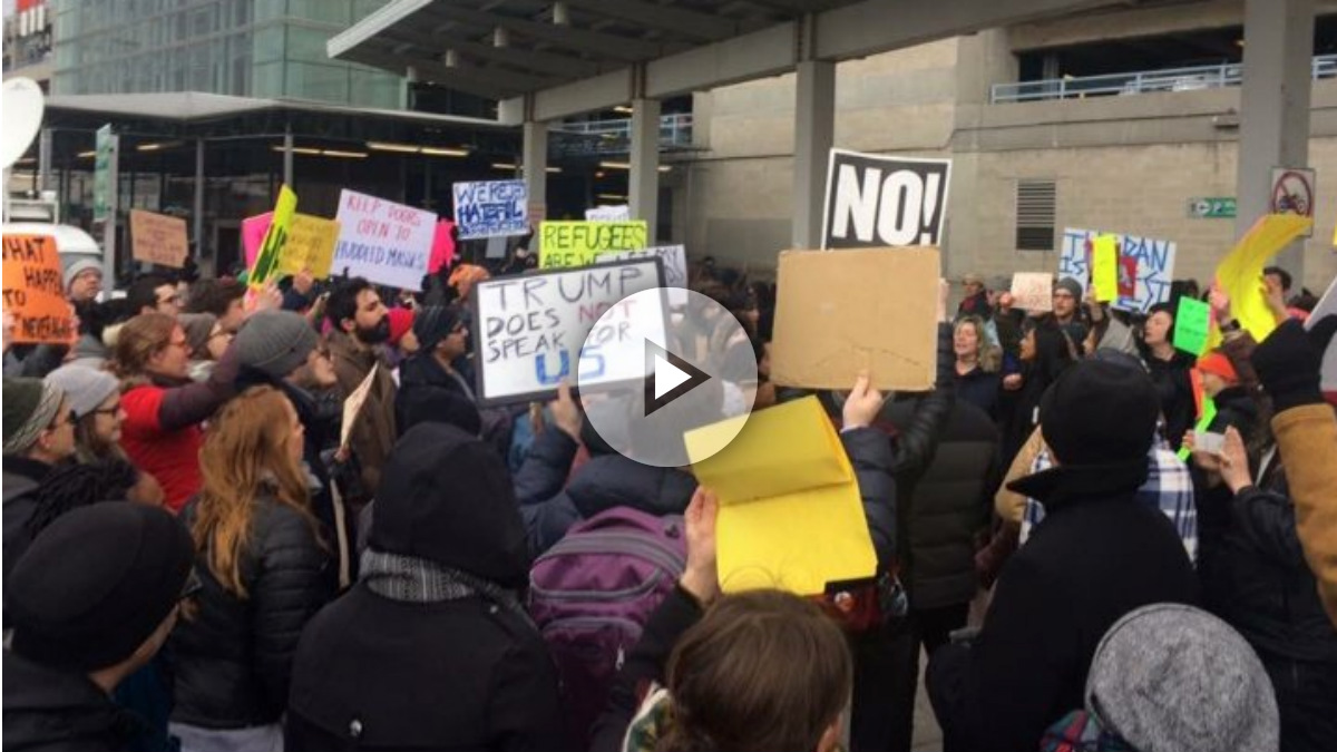 Manifestación ante el Aeropuerto JFK de Nueva York contra el decreto contra inmigrantes y refugiados del presidente Trump.