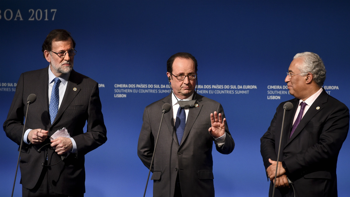 Mariano Rajoy, François Hollande y Antonio Costa, en la cumbre de Lisboa de países mediterráneos. (AFP)