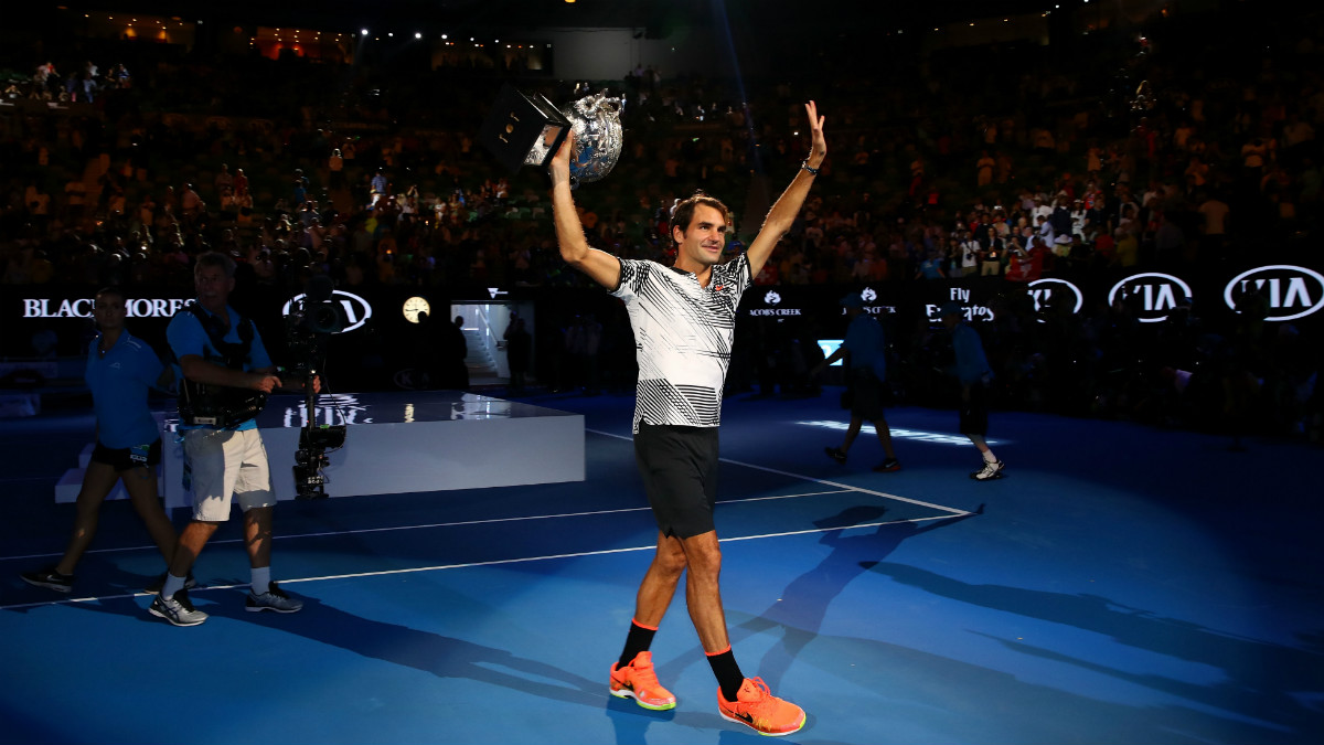 Roger Federer saluda al público de Australia, que tanto le ha apoyado. (Getty)
