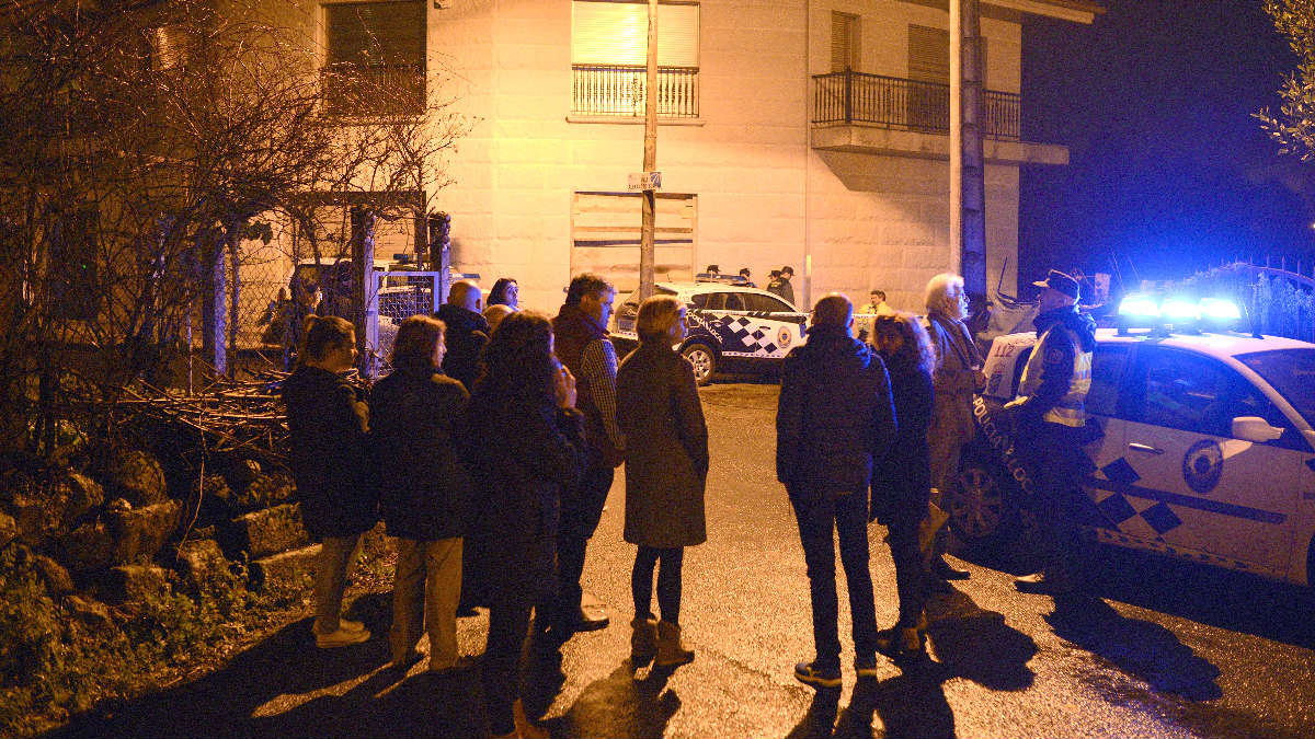 Policías y vecinos junto a la vivienda donde fue encontrada muerta la mujer (Foto: Efe).