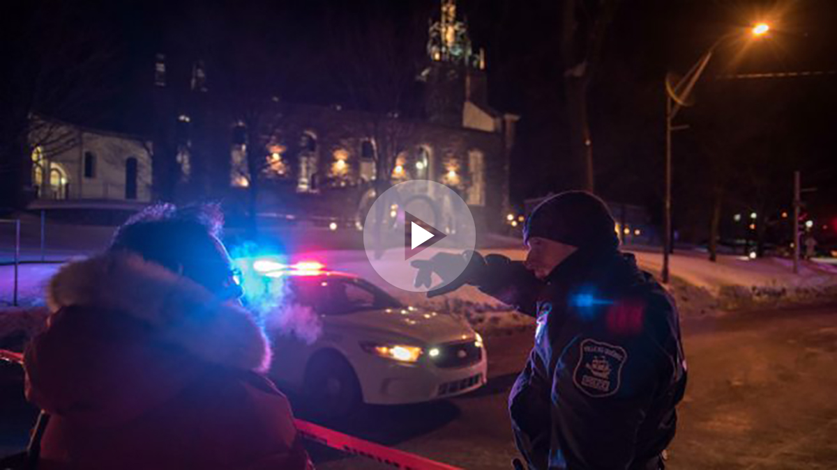 La policía de Quebec, ante la mezquita donde se ha producido el atentado. (AFP)